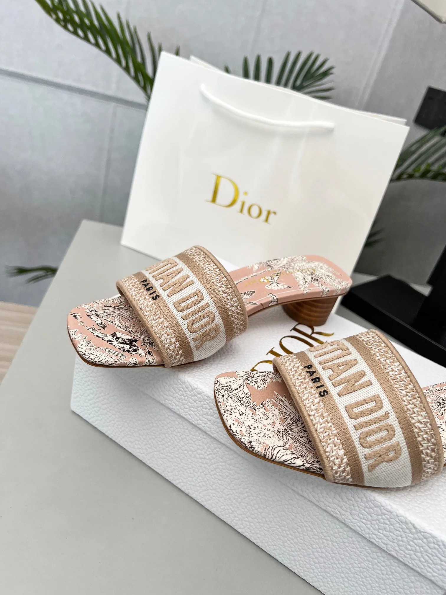 👟👟Ex-factory price 360👟👟 Genuine leather sole + 30 Dior’s latest hot model, a ﾉ☀ spring new product, this mid-heeled silk forged surface + 3D electric show shoe embodies the modern design concept. How to match it to look good. Comfortable on the foot. Code number 35-40 (41/42 customized)